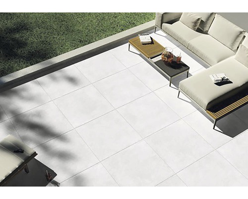 Terrasse avec carrelage et mobilier de jardin