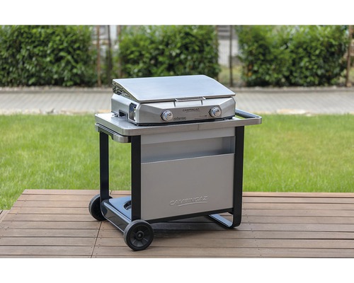 Campingaz Logo Grillwagen mit Grillgerät auf einer Holzterrasse