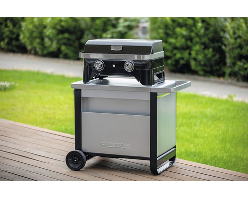 CampinGaz Gasgrill auf einem Grillwagen im Freien