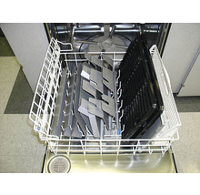 Lave-vaisselle avec vaisselle dans le panier à vaisselle