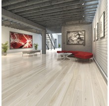Plancher en bois clair dans un espace ouvert avec des œuvres d''art et des meubles.