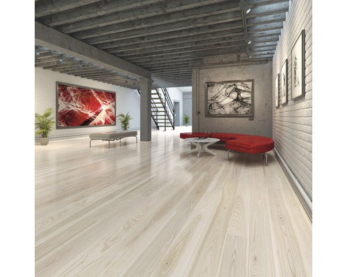 Plancher en bois clair dans un espace ouvert avec des œuvres d''art et des meubles.