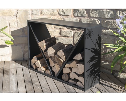 Étagère à bois de chauffage en métal avec bûches sur une terrasse