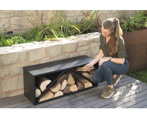 Étagère à bois de chauffage en métal avec des bûches à l''extérieur