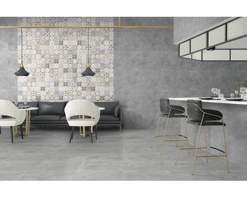 Intérieur avec carrelage gris, décorations et sièges