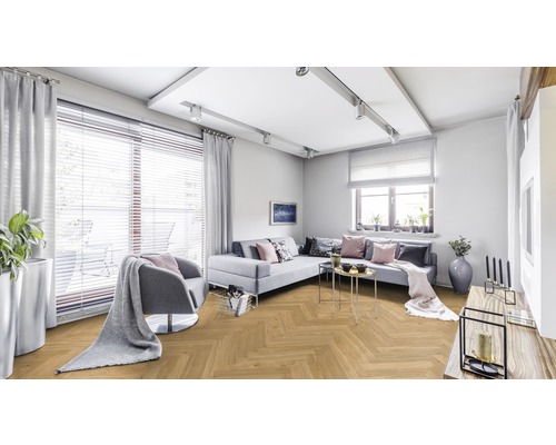 Espace de vie lumineux avec parquet, canapé et fenêtre