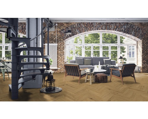 Wohnzimmer mit Wendeltreppe, Sofa und Holzboden im Fischgrätmuster