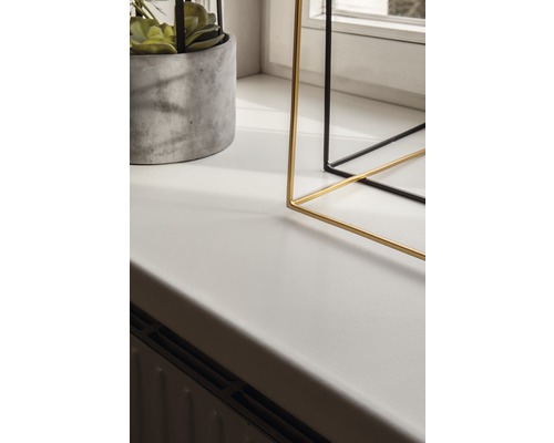 Rebord de fenêtre avec décoration