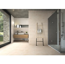 Badezimmer mit Dusche, Waschtisch und Handtuchleiter vor der gefliesten Wand