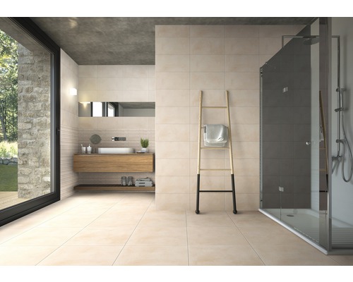 Badezimmer mit Dusche, Waschtisch und Handtuchleiter vor der gefliesten Wand