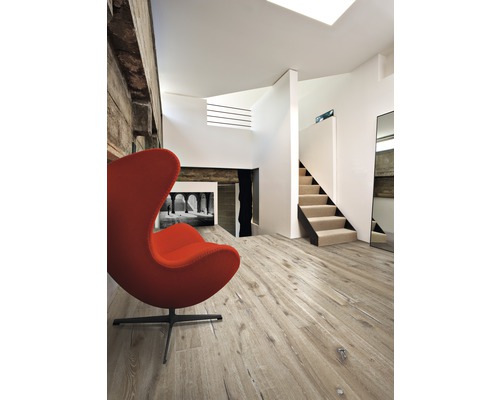 Wohnzimmer mit Holzboden, Treppe und Sessel