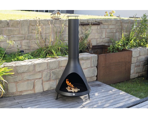 Aussenbereich mit Kaminofen aus Stahl mit Holzfeuerstelle