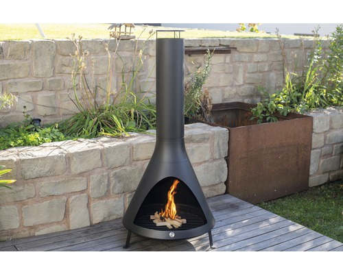 Moderner Terrassenofen mit Feuerstelle für den Aussenbereich auf Holzterrasse