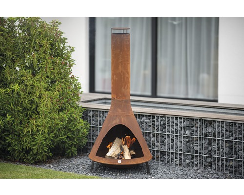 Garten mit einem Chiminea Kaminofen aus Metall und brennendem Holz