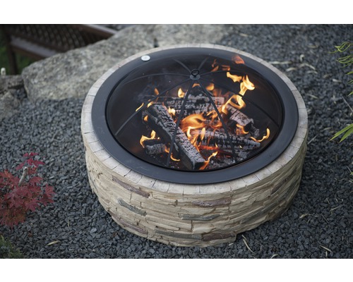 Foyer extérieur avec décor en pierre et bûches