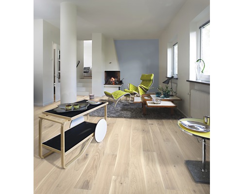 Helles Wohnzimmer mit Holzboden, Kamin und modernen Möbeln.