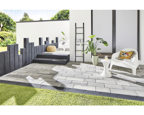 Espace extérieur aménagé avec des pavés, des marches et des éléments décoratifs pour le jardin