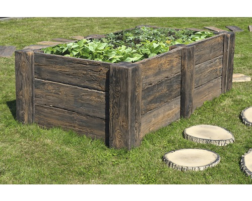 Jardinière surélevée imitation bois avec plantes dans le jardin