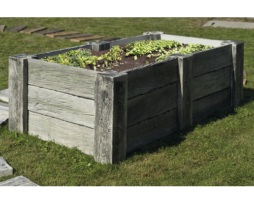 Hochbeet aus Beton mit Holzoptik im Garten