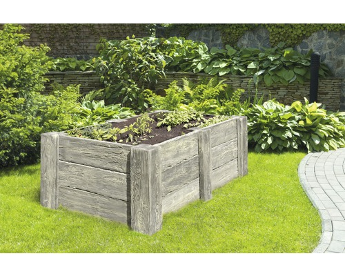 Hochbeet aus Holzimitat im Garten