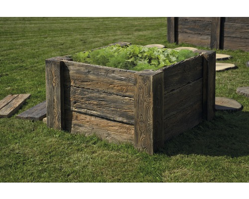 Hochbeet aus Holz mit Pflanzen auf Rasen