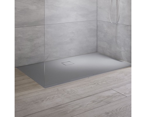 Ebene, graue Duschwanne mit Ablauf in einer Dusche