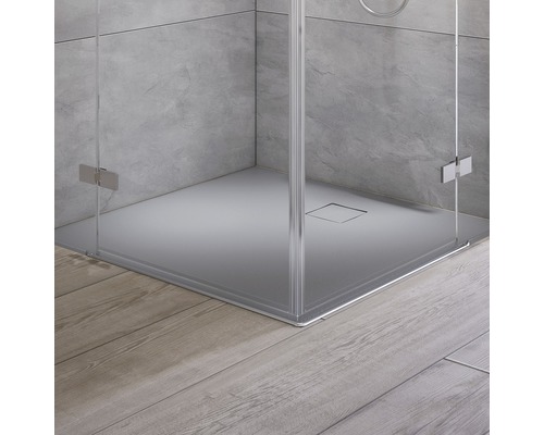 Ebenerdige Dusche mit Duschwanne und Glasabtrennung im Badezimmer