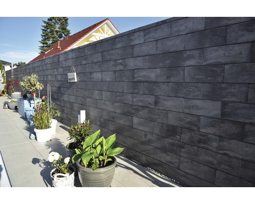 Jardin avec mur en pierre gris et plantes en pots