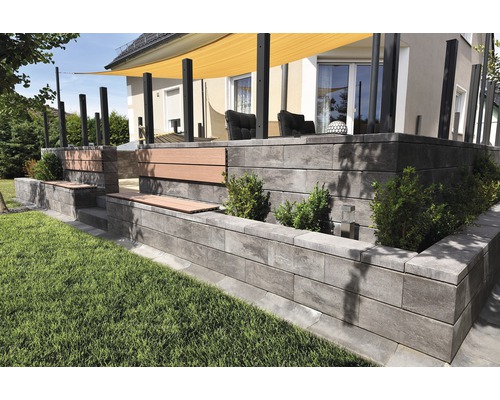 Terrasse avec mur de jardin en blocs de béton et sièges