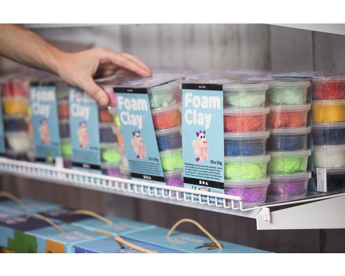 Étagère avec paquets de pâte à modeler de différentes couleurs