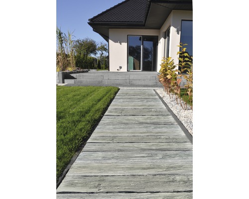Chemin de jardin en dalles de béton imitation bois devant une maison