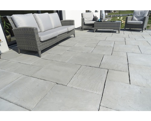 Terrasse avec mobilier de jardin et dalles en pierre naturelle