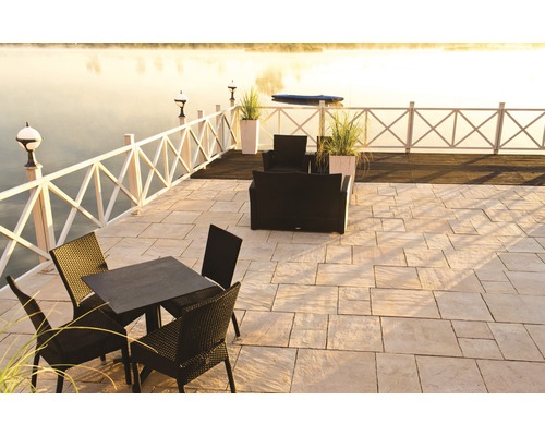 Extérieur avec terrasse en pierre, clôture de jardin, coin salon et vue sur le lac