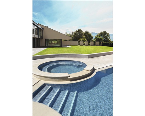 Aussenbereich mit Pool, Whirlpool, Rasenfläche und modernem Haus