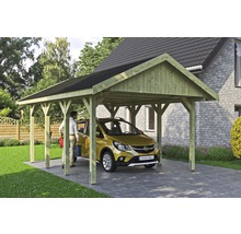 Holzcarport mit Mann und Auto