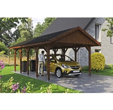 Carport aus Holz mit Auto auf einer Einfahrt vor einem Haus