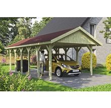 Carport aus Holz mit Auto und Person im Garten.