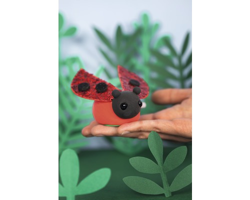 Marienkäfer aus Bastelmaterial in einer Hand