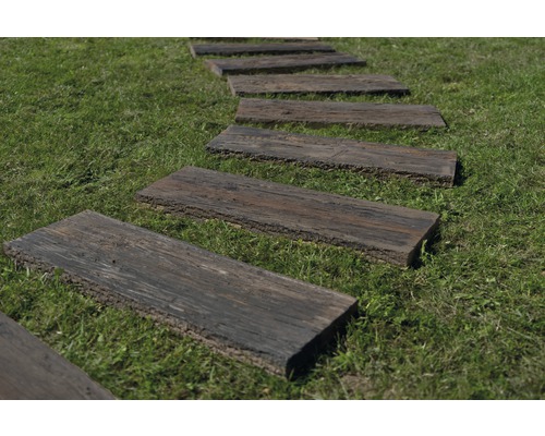 Chemin de jardin en marches de bois dans l''herbe