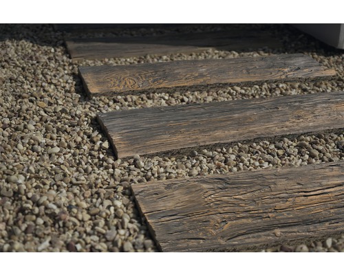 Pas japonais en bois sur chemin de gravier