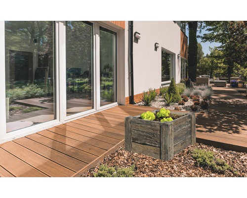 Aussenbereich mit quadratischem Pflanzkasten in Holzoptik neben einer Terrasse