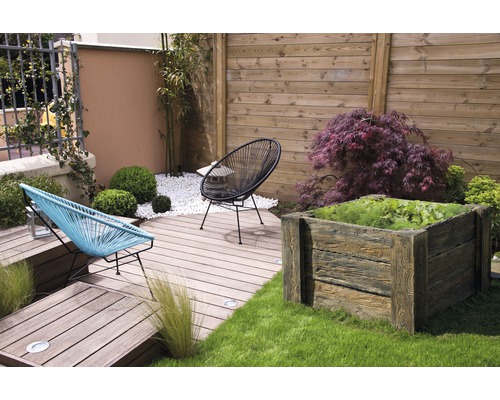 Gestalteter Garten mit Holzterrasse, Sitzgelegenheiten und Hochbeet