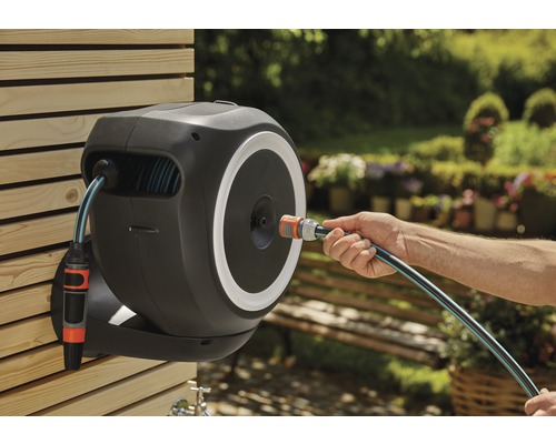 Boîtier de tuyau d''arrosage mural avec raccord de tuyau dans la main