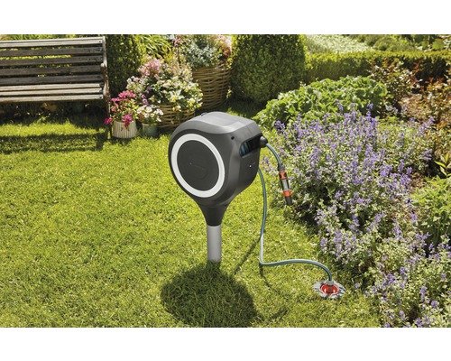 Scène de jardin avec dévidoir pour l''arrosage du jardin