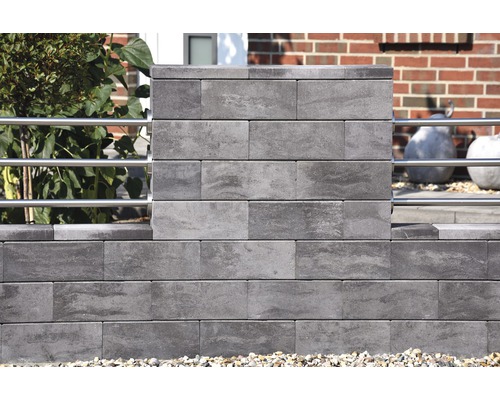 Mur en pierres de béton grises avec éléments métalliques