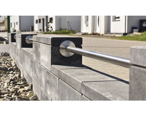 Mauer aus Betonsteinen mit Edelstahlgeländer
