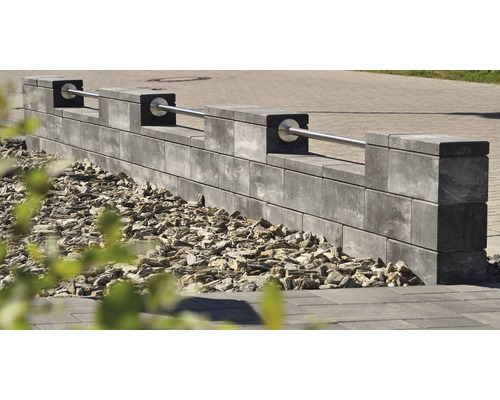 Gartenmauer aus Betonsteinen mit Metallelementen und Steinschüttung
