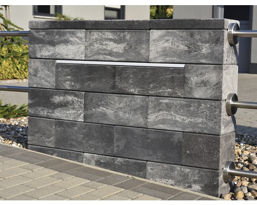 Mauer mit integriertem Briefkasten und Edelstahlgeländerpfosten