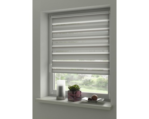 Fenster mit Rollo mit horizontalen Streifen für Lichtregulierung