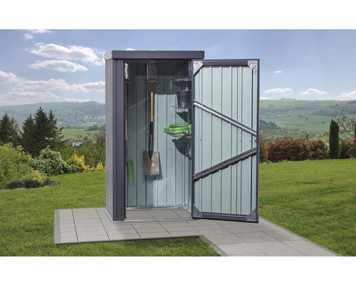 Abri de jardin ouvert avec outils de jardinage dans le jardin.